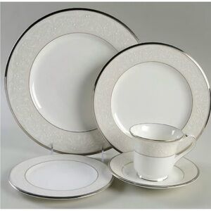 🎉Host Pick‼️Noritake Silver Palace Elegant Pearlized White/Silver 5pc Pc Setting